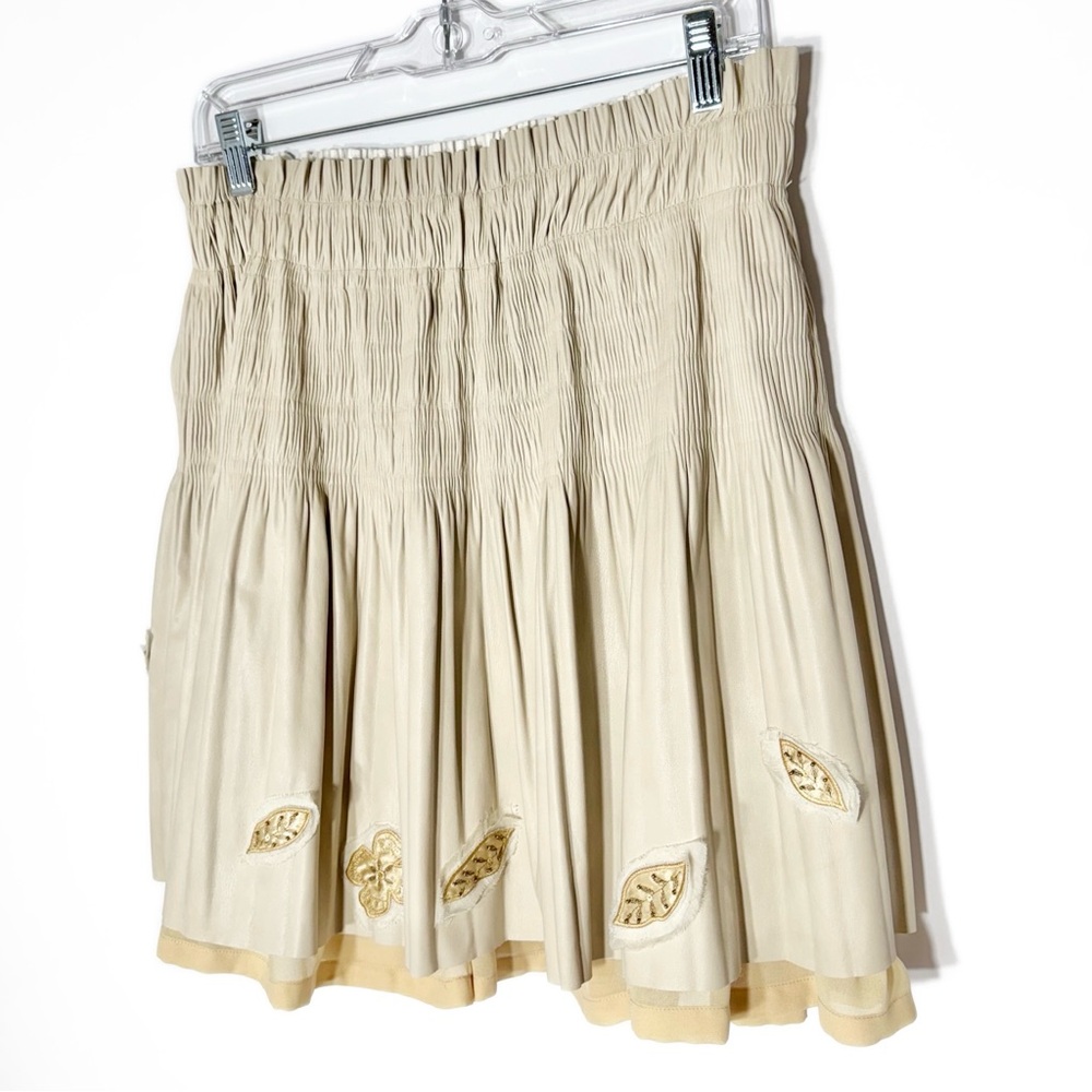 7 For All Mankind Beige Faux Leather Floral Appliqué Smocked Mini Skater Skirt M - Picture 4 of 9